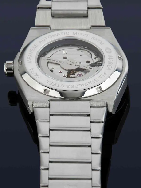Foto de la parte de atrás del reloj plateado con detalles azules y morados