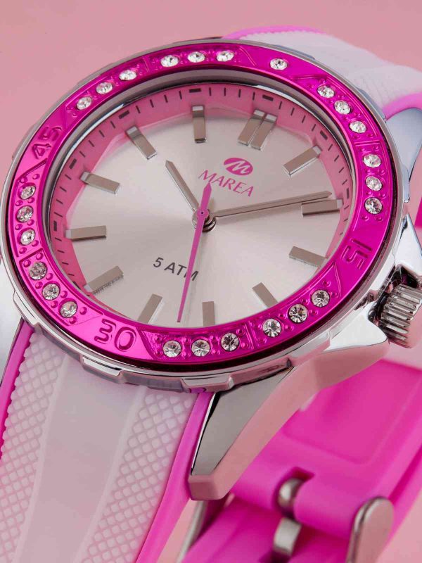 Foto con perspectiva del reloj rosa y balnco