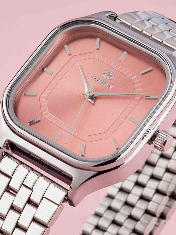 foto con perspectiva reloj rosa y plata