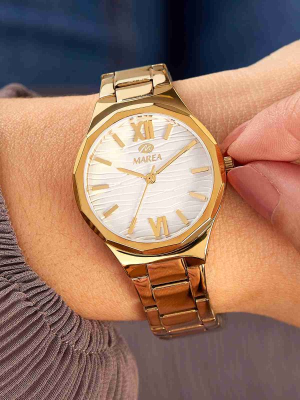 Foto del reloj dorado y blanco puesto