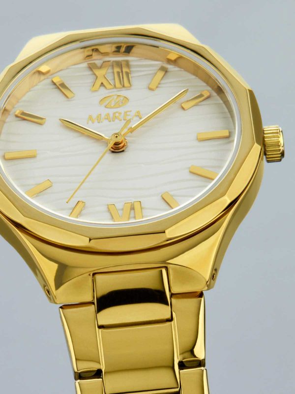 reloj con perspectiva del reloj dorado