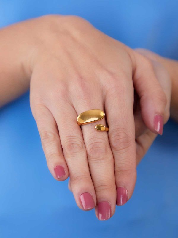 Foto del anillo puesto en una mano